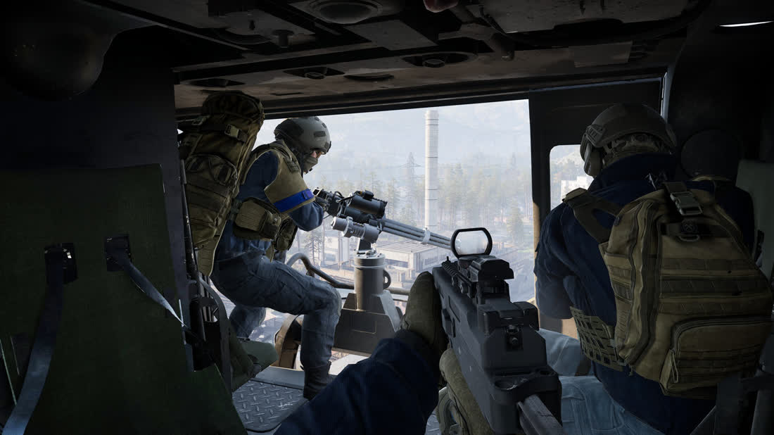 Innenraum eines Transportfahrzeugs, ein Squad sichert mit Gewehren durch die Fensteröffnungen.