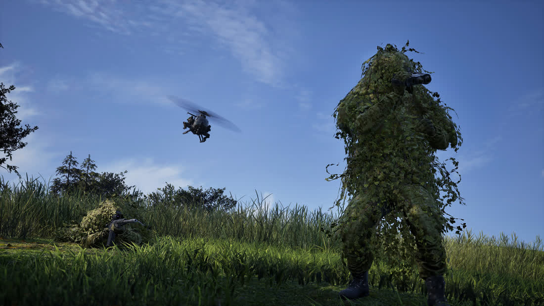 Ein Scharfschütze im Ghillie-Anzug steht im hohen Gras, dahinter ein Hubschrauber im Tiefflug.