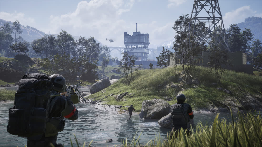 Ein Trupp durchquert einen flachen Fluss, im Hintergrund ein Förderturm und Industrieanlagen.