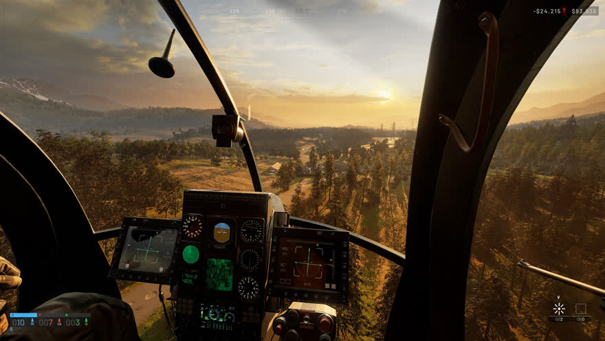 Blick aus dem Cockpit eines Transporthubschraubers über bewaldete Hügel im Abendlicht, unten links die HUD-Anzeigen, oben rechts der Kontostand.