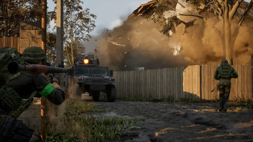 Ein Soldat feuert eine Panzerabwehrwaffe ab, dahinter zerreißt eine Explosion eine Mauer.